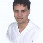 Profesor que puede impartir clases de piano, inglés o filosofía.